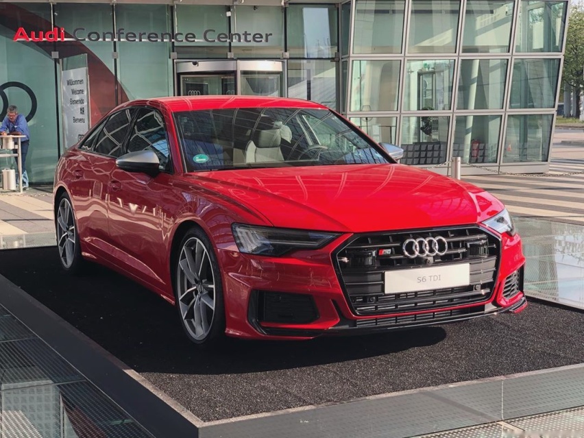 红色的激情 全新奥迪S6三厢版海外实车