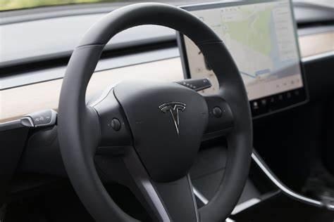 行驶过程中方向盘脱落！特斯拉Model 3惊魂一幕