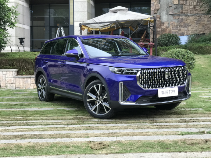 一汽奔腾旗舰车型T99亮相成都，可否抢到C位？