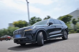 下一秒，变身红牛战车驰骋赛场