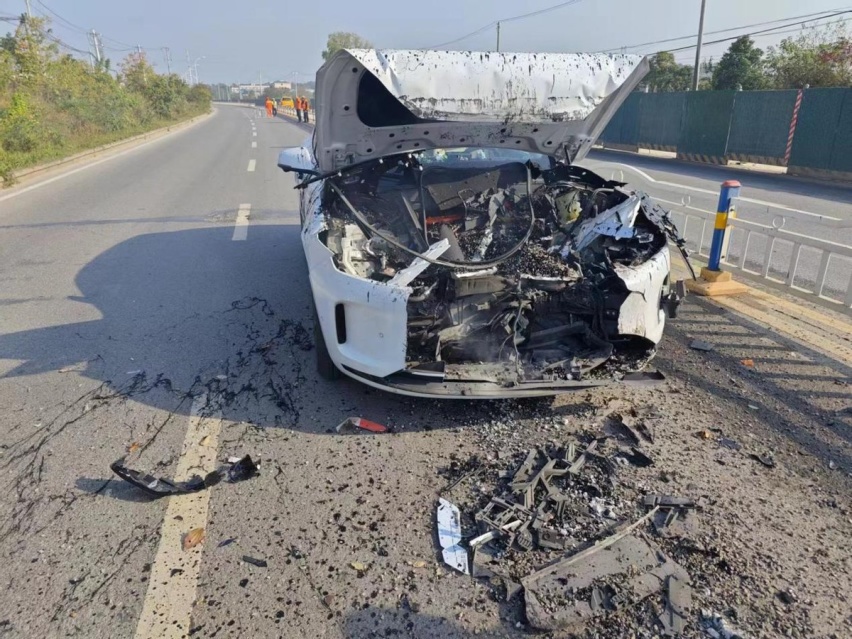问界M5又撞了，正面撞的！关于AEB效果，这次余承东准备说什么？