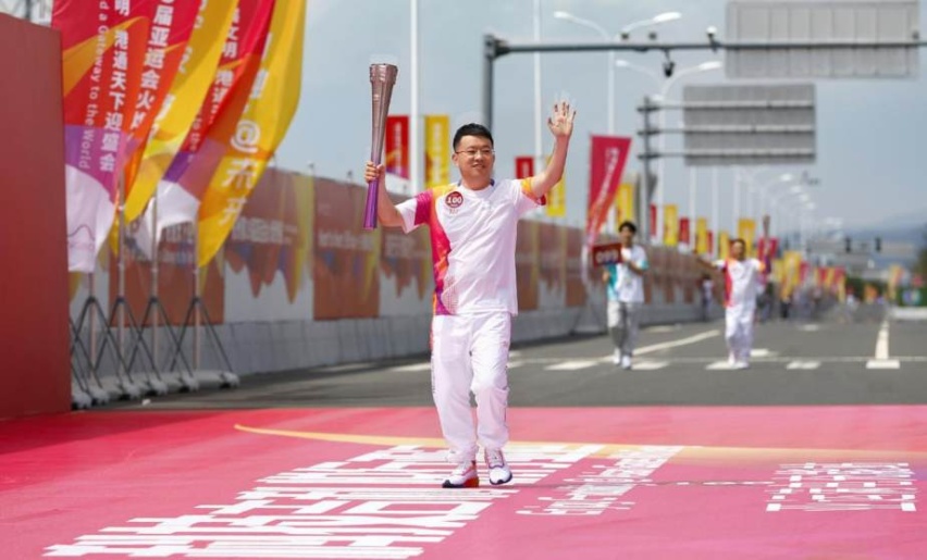 亚运火炬在宁波传递，吉利银河L7、领克09全程带电护航
