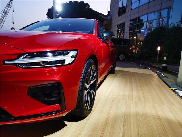 沃尔沃全新S60售价28.69万元起，标配清洁驾驶舱系统