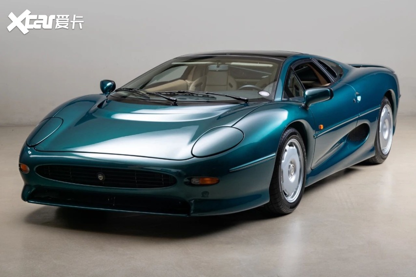 捷豹xj220诞生于上世纪90年代,它是具有传奇色彩的超级跑车,这款车的