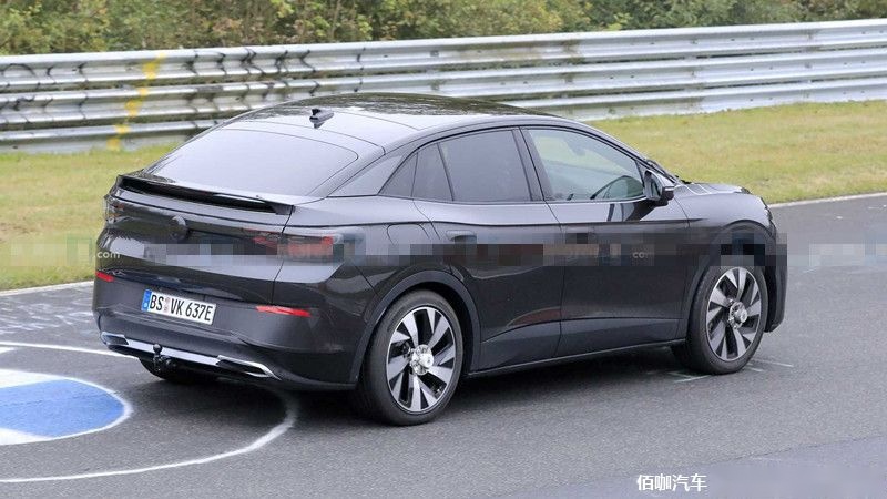 vw-id.5-first-spy-photo-on-nurburgring (1).jpg