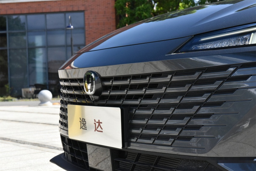 门槛降低1万元！这大空间轿车7.79万起 比轩逸大还更帅？