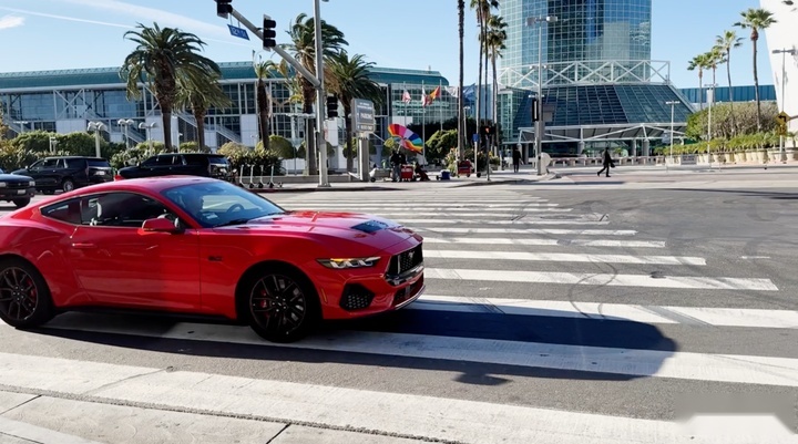 开 V8 MustangGT 在洛杉矶 CityWalk？！绝不合适！