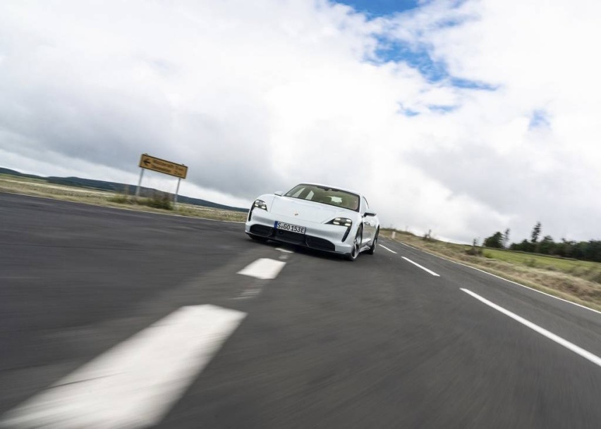 Porsche-Taycan-2020-1024-20.jpg