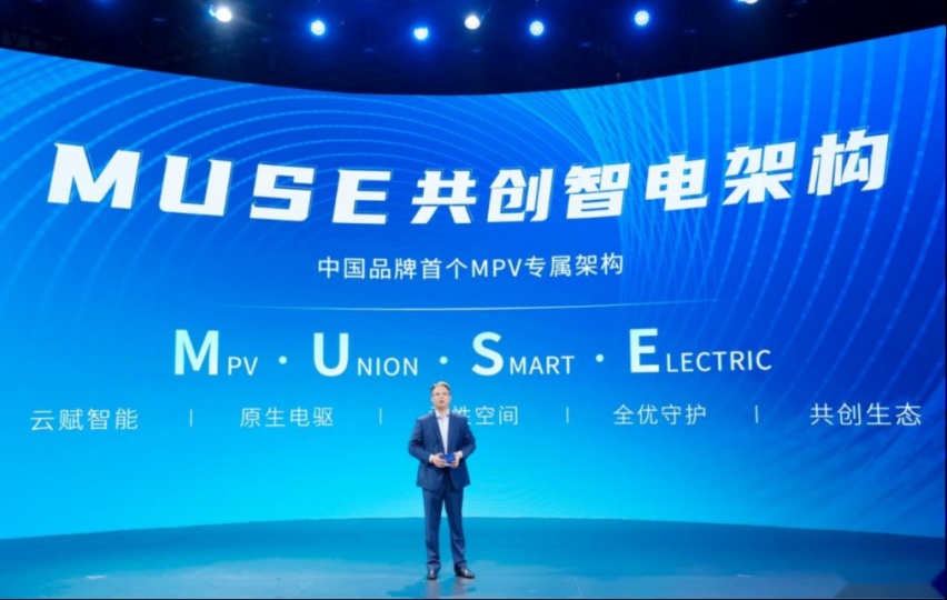 时代呼唤中高端混动MPV，瑞风RF8亮出了“进化者宣言”
