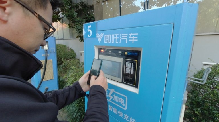 动动手指交交钥匙即可满电启程，哪吒车主：简直是“保姆式”服务