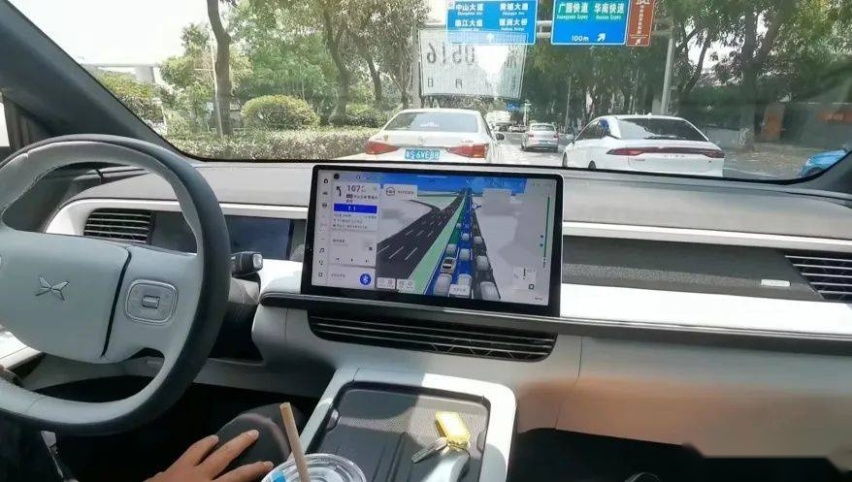 谁能树立中国智能驾驶的新标杆？