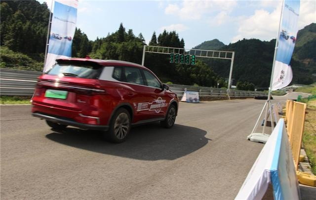能上赛道的除了超跑，还有比亚迪宋Pro，圈速堪比百万性能车