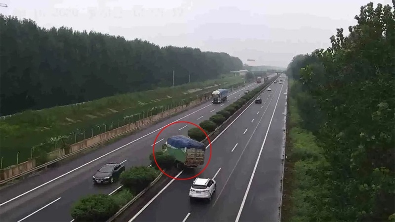 高速上我跑120，是不是就可以理直气壮地占最左侧车道了呢？