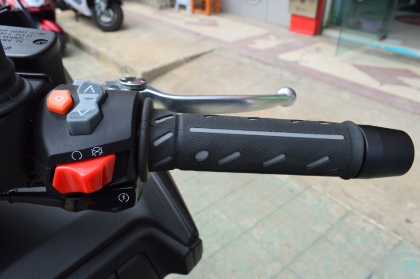 “进口”贵一万多值吗？光阳赛艇S400台产版解析