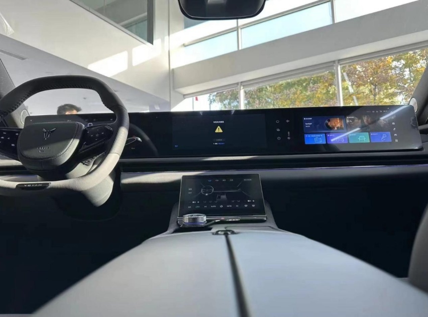2024款岚图追光PHEV，可预判路况的魔毯悬挂，双电机+1.5T