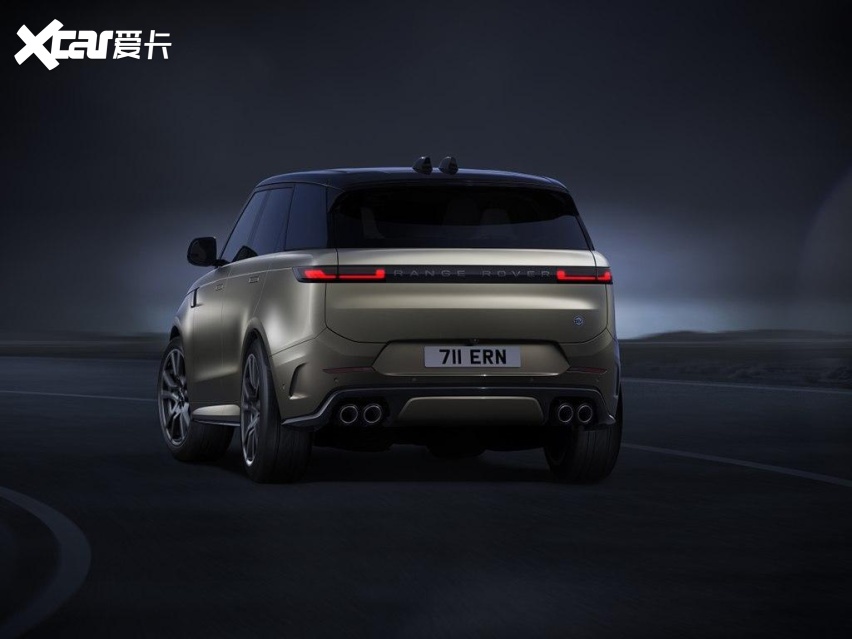 车顶带着点小溜背造型,搭配鲨鱼鳍有效增加了运动气息;双色车身还营造