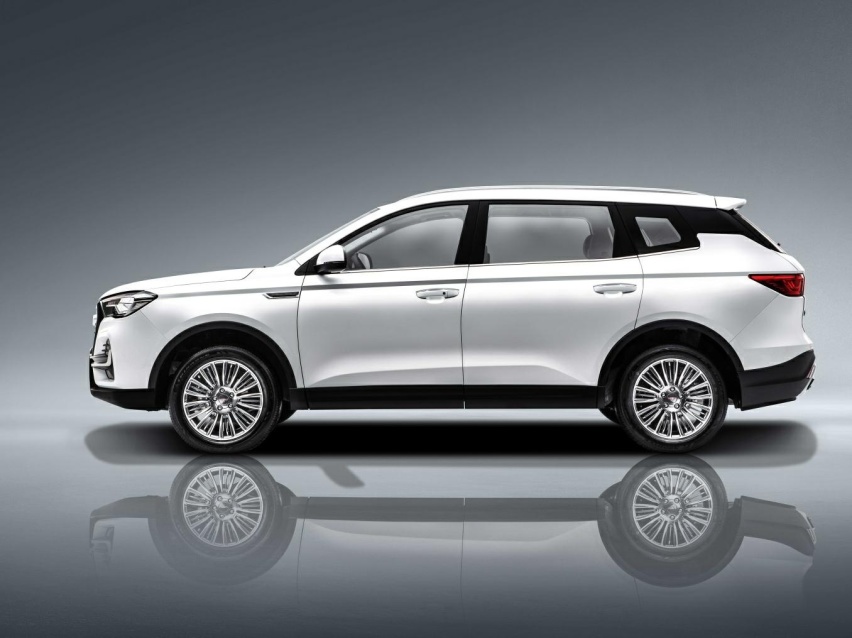 中国重汽U70 PRO：8.98万买7座中型SUV，轴距2米8