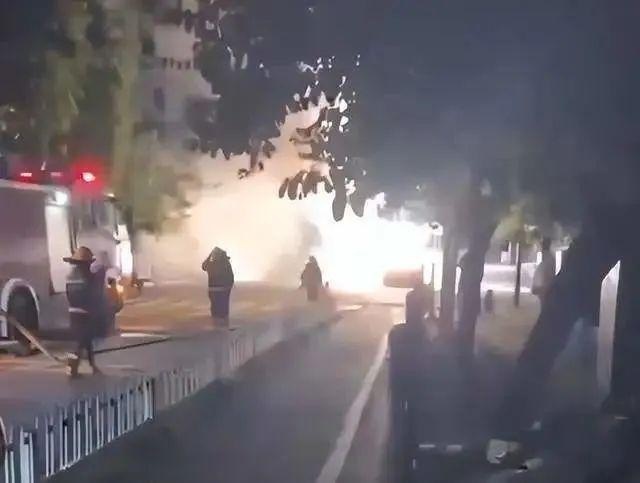 又是车门无法打开！保时捷电动车碰撞起火车主被活活烧死
