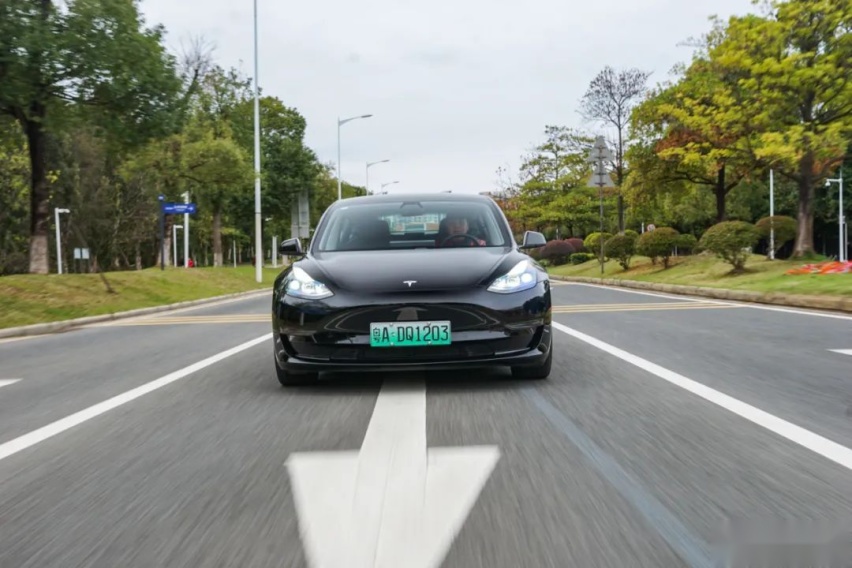 试驾特斯拉Model 3高性能版,比钢炮们滑溜的线性最让人欲罢不能