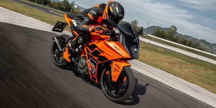 熏黑风挡上身，2023 KTM RC390更具科技和运动感