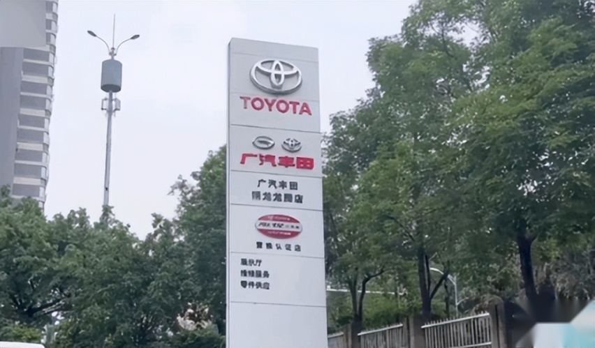 不加价的丰田“保姆车”?后排行政座椅,油耗5.8L,如今越卖越火