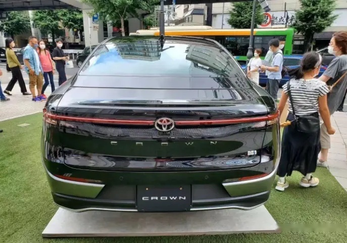【e汽车】全新丰田皇冠实车亮相