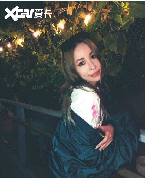 车比人帅！萧亚轩开豪车接小男友引热议