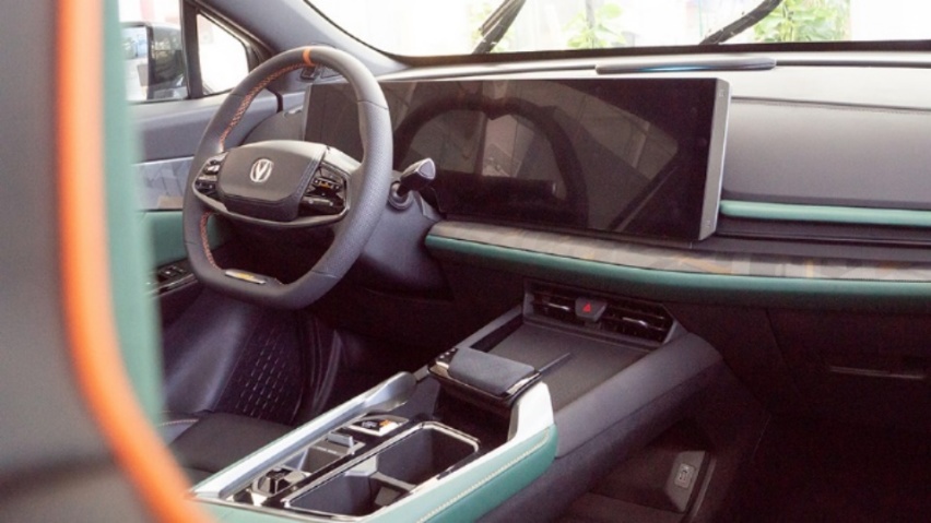 到店实测：15万级燃油SUV，用上8155的长安UNI-T最智能？