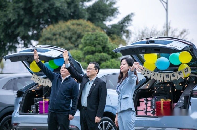 手机就能远程控车，长安发布APA6.0远程智能泊车系统！