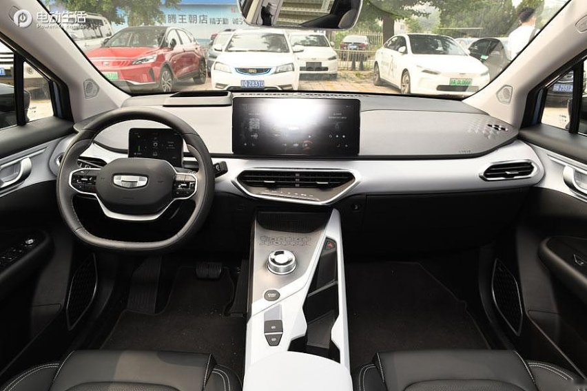 几何C续航400/550公里两款车型上市 售12.98-18