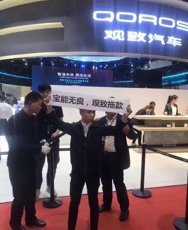 这场不太“正经”的车展 看人还是看车？