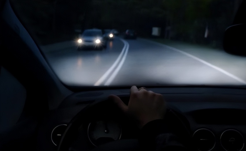 为什么有的司机更喜欢夜晚跑高速？夜间行车这些事项必须注意！