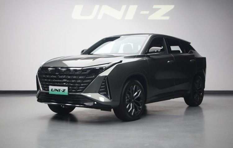 爆款属性拉满/智能化再升级，抢先体验长安UNI-Z！