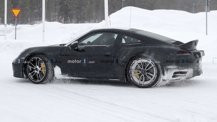 保时捷911 Turbo S谍照，尾翼不同，或为经典款