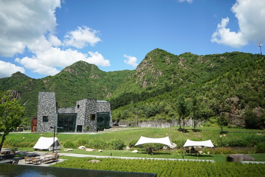 京城避暑去哪？把嘉华开进热河谷 露营、温泉、咖啡、越野放空自我