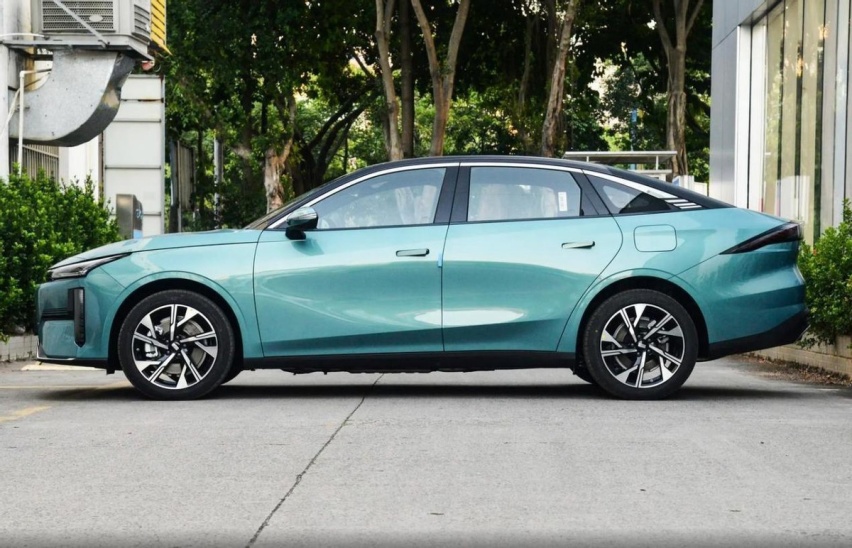 顶配裸车价格低至13.1万，定位紧凑型家轿，续航超1300km