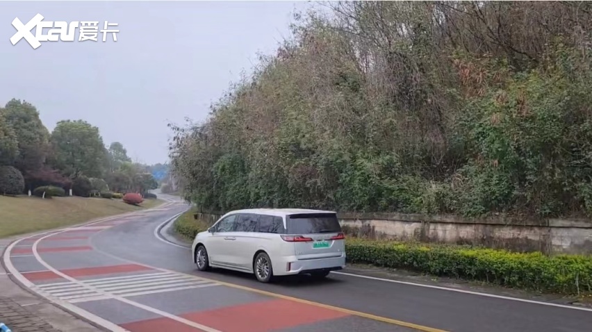 开起来快如风影 坐起来尊如女王 混动MPV岚图梦想家带你畅享驾乘