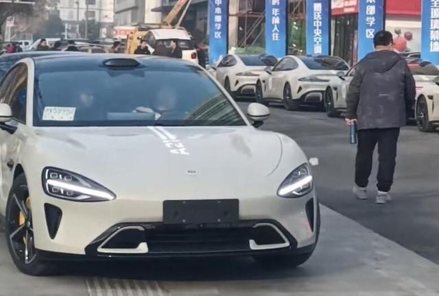 科技豪车降级为网约车？小米SU7车主跑网约车，遭到运管部门处罚