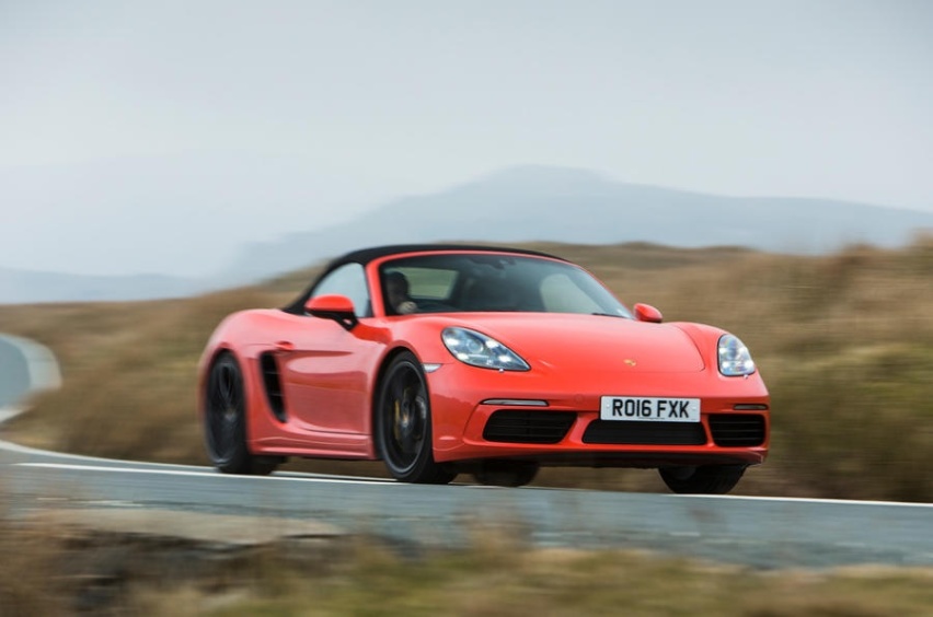 保时捷718 Boxster，为何成高性价比敞篷超跑？
