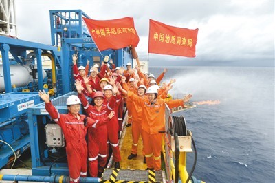 南海神狐海域,成功从海底以下237米至304米的可燃冰矿藏中开采出天然