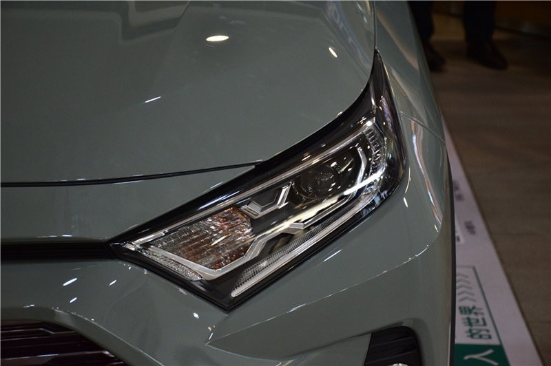 全新RAV4荣放对比CR-V：丰田这一次能翻身吗？
