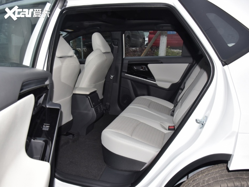 广汽丰田铂智4x,入门即续航615km,d级车的后排空间,关键还安全