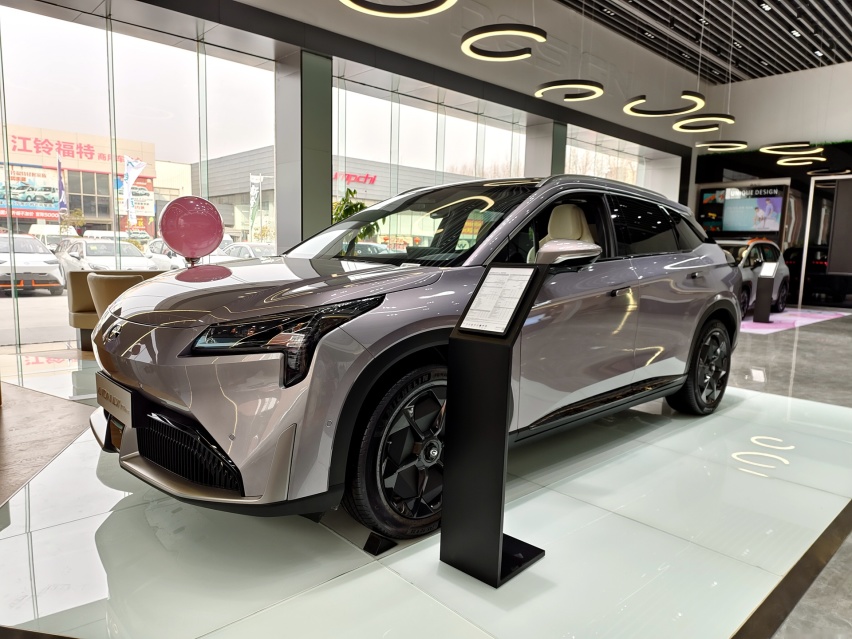 3.9秒破百 实拍广汽埃安LX PLUS 配置是亮点