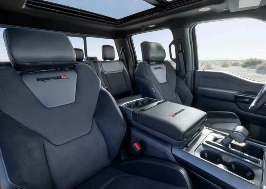 福特F-150猛禽R，配5.2L V8发动机，适合重度越野