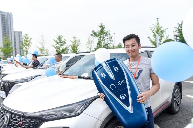 售价10.69万元起，明日座驾长安CS75PLUS万人交车成