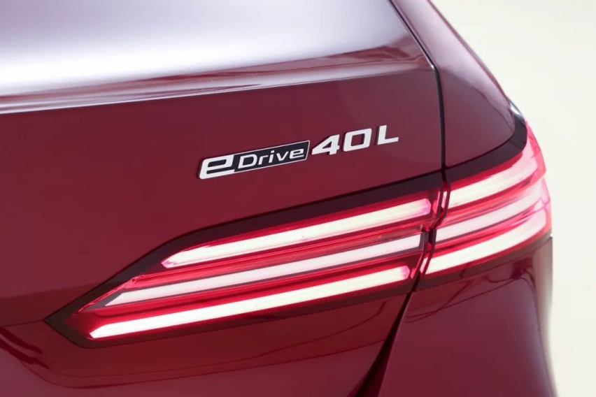 全新BMW 5系长轴版今日在大东工厂下线，月底正式上市！