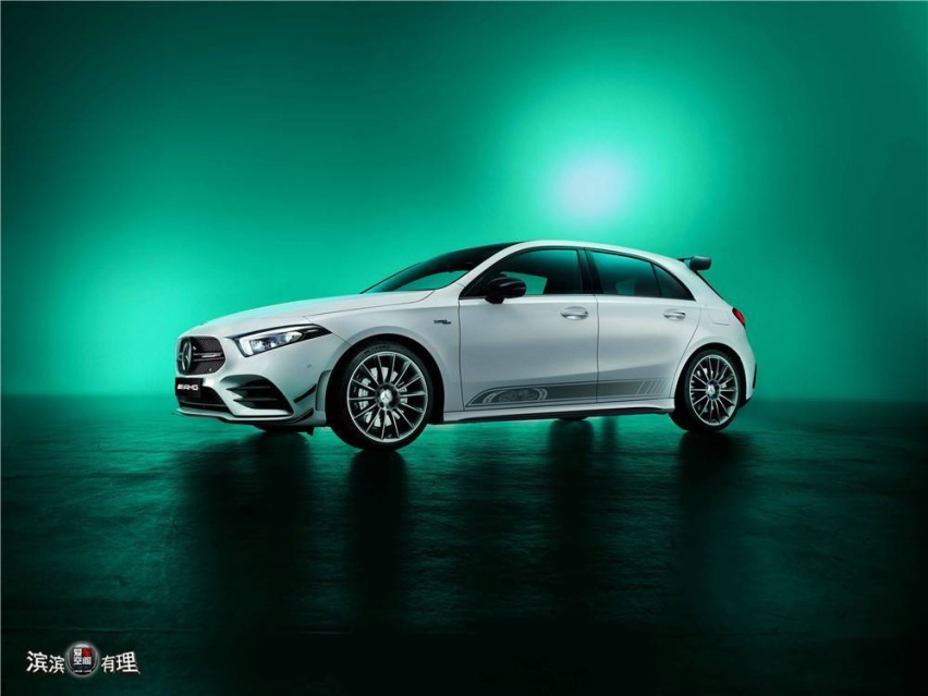 12.梅赛德斯-AMG A 35 4MATIC 55周年纪念版___拥有次元白色和宇宙黑色两款车漆选择，前格___栅、外后视镜、前后包围等处应用AMG夜色组件，整___车视觉效果更酷炫个性_副本.jpg