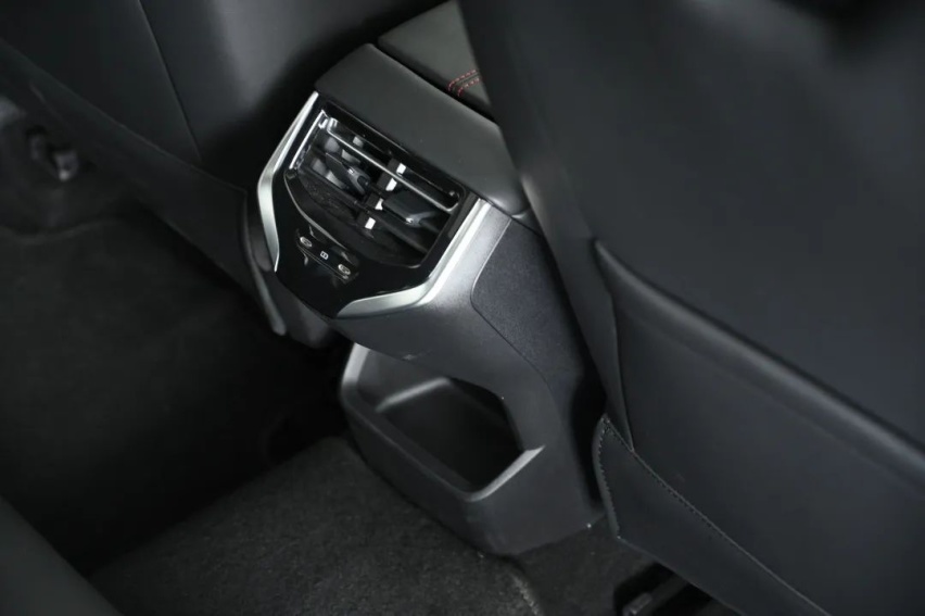 2.0T 261匹 405牛，中型车还带电动尾翼！实拍全新MG7