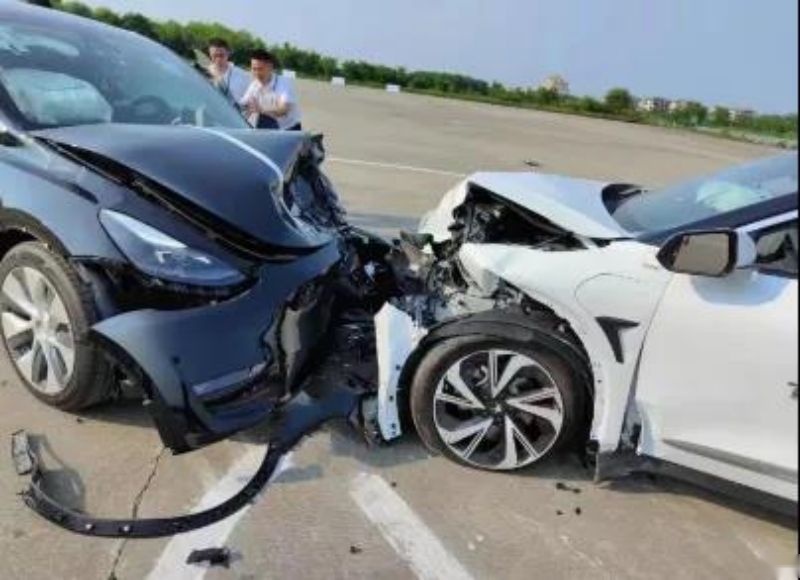 极狐阿尔法S对撞Model Y 侧气帘没弹开 这是不舍得吗？