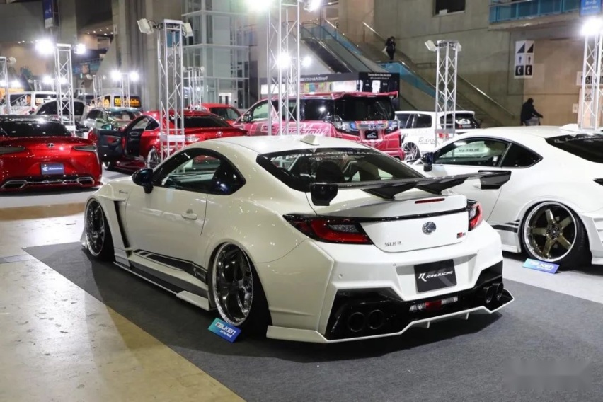 KUHL改装宽体GR86/BRZ，风格神似2000年初的《极品飞车》